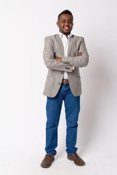这是一个年轻的非洲商人双臂交叉微笑的照片图片下载