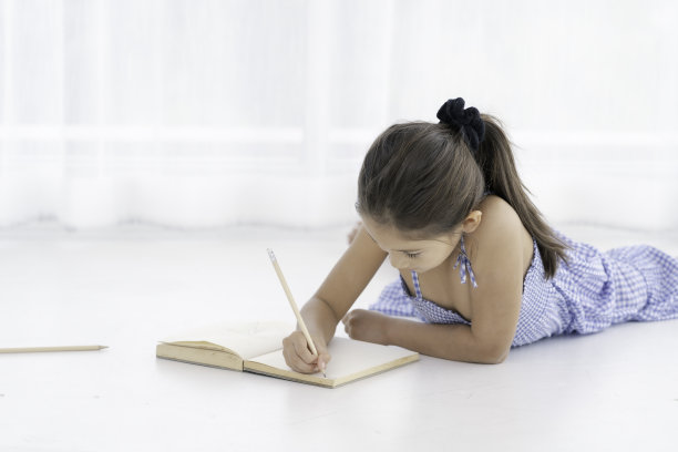 可爱的小女孩写一篇论文图片下载