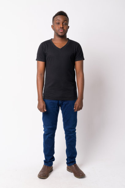 年轻非洲男子站着的全身照片图片下载