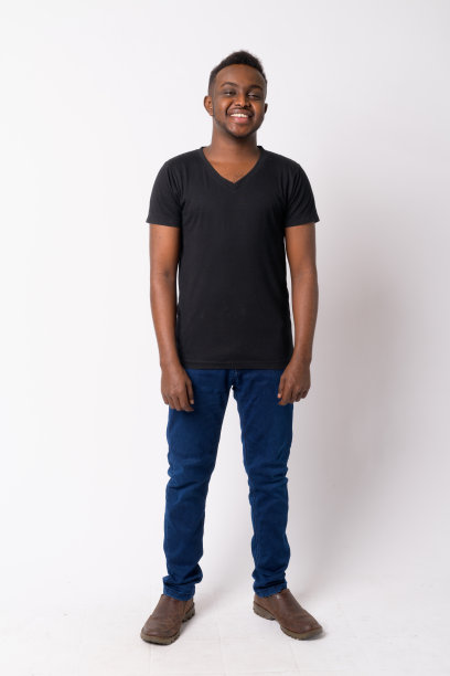 一个快乐的年轻非洲人微笑的全身照片图片下载