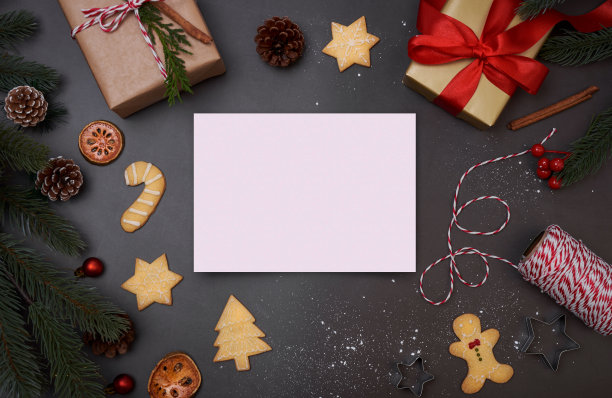 圣诞明信片与装饰礼盒和圣诞饼干在黑色的背景。冬天，新年的概念。平铺，俯视图，拷贝空间。图片下载