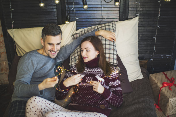 夫妇庆祝圣诞节图片下载