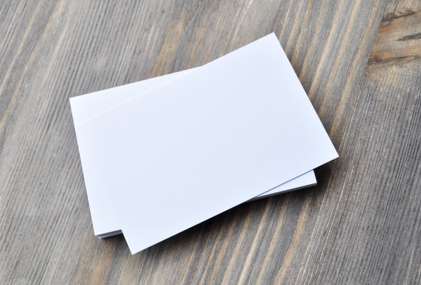 灰色背景上的空白白色名片图片下载