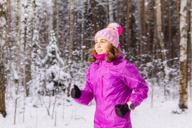 快乐的年轻女子慢跑穿过森林图片下载