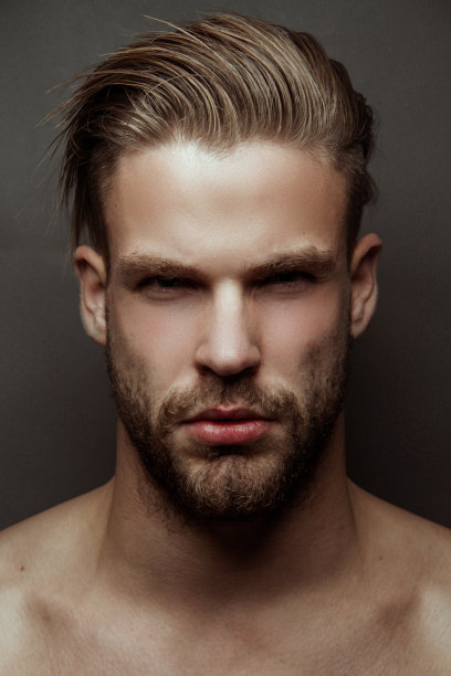 肌肉强壮美丽的剥离男性模特与黑色t恤在牛仔蓝牛仔裤在眼镜眼镜上黑色孤立的字体背景图片下载