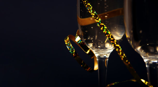 玻璃杯里的香槟图片下载