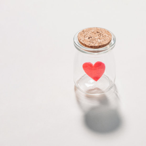 小小的罐子里有一颗心图片下载