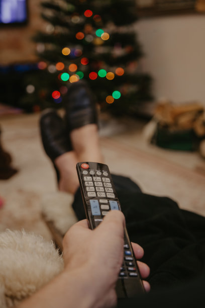 男人手握电视遥控器的特写图片下载