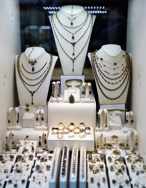 捷克石榴石制成的首饰图片下载