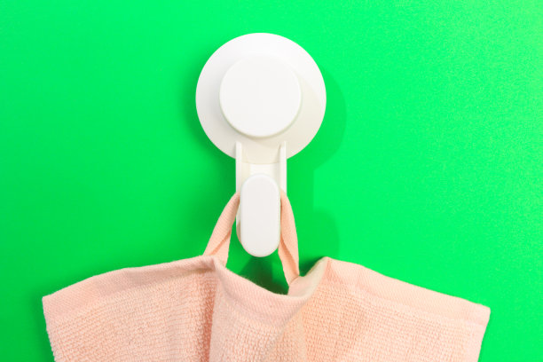 毛巾挂钩与毛巾的颜色背景-图像图片下载