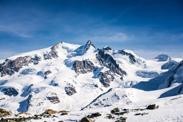 瑞士罗莎山的杜福尔斯皮茨峰，冬天图片下载