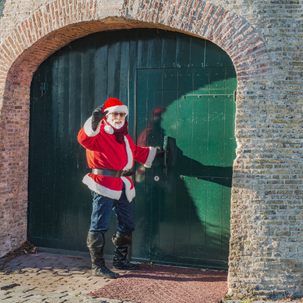 圣诞老人拜访典型的荷兰村庄来祝贺人们。图片下载