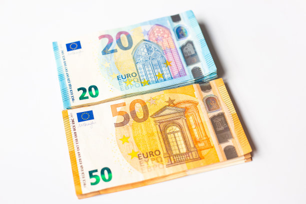 一堆白色背景的欧元钞票图片下载