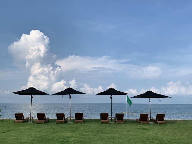 景观伞和海滩床周围的私人区域在酒店和度假村，假日度假概念图片下载