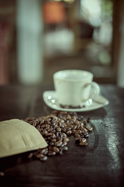 热黑咖啡在玻璃和阿拉伯咖啡豆图片下载