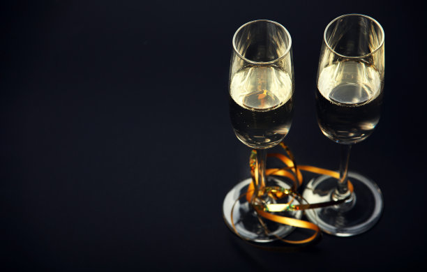 玻璃杯里的香槟图片下载