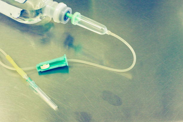 设静脉输液，静脉滴注生理盐水，医院病房点滴，医疗理念，治疗急诊，注射药物输液，护理化疗，理念。蓝光背景，选择性聚焦库存照片图片下载