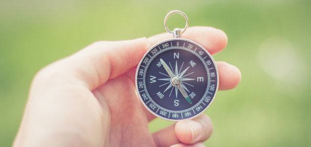 创新理念:人手里拿着一个指南针，特写镜头图片下载