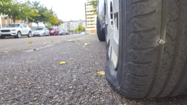 汽车轮胎漏气了，因为钉子在敲击橡胶图片下载