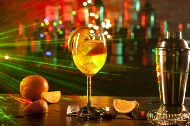 酒吧里的玻璃和鸡尾酒图片下载
