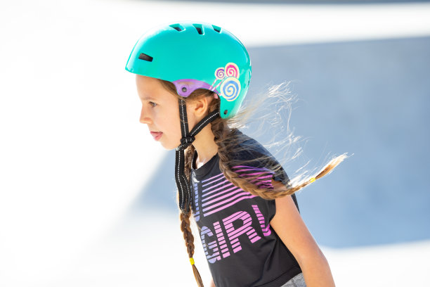 年轻女孩与头盔做极限运动在一个光明的日子-股票照片图片下载