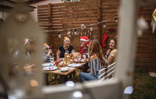 多代家庭夏季圣诞晚餐图片下载
