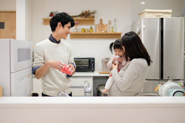 丈夫和怀孕的妻子在厨房洗碗图片下载