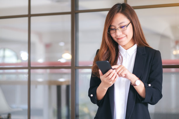 手持并使用手机的女商人图片下载