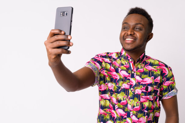 年轻的非洲游客在自拍图片下载