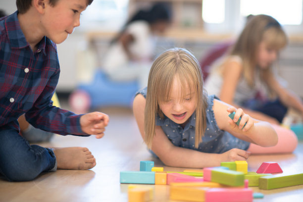 可爱的小幼儿园女孩玩积木库存照片图片下载