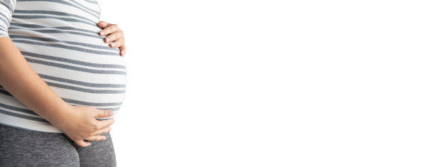 年轻美丽的女人怀孕在广泛的背景概念-爱，怀孕，人和期望在全景孤立的白色背景与剪切路径。图片下载