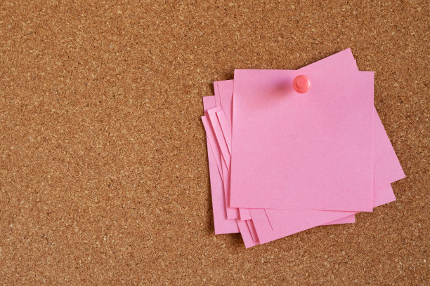 收集各种粉色粉彩贴。纸笔记，提醒，贴，便条，垫，推针颜色，蓝色，黄色软木公告板。文本的空白。图片下载