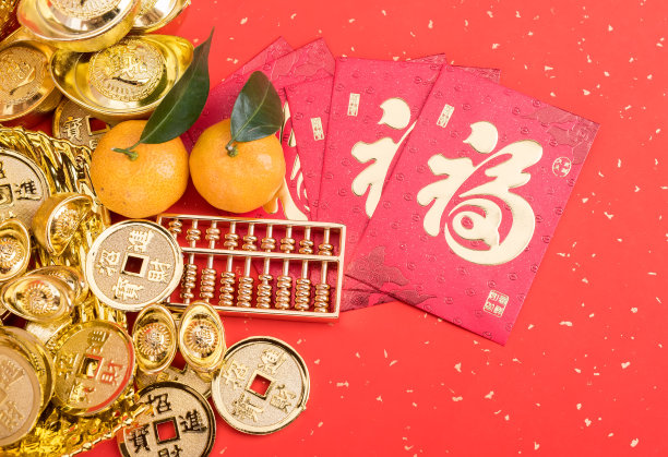 中国新年装饰品——金元宝和金算盘，中国书法翻译:新年好祝福素材图片