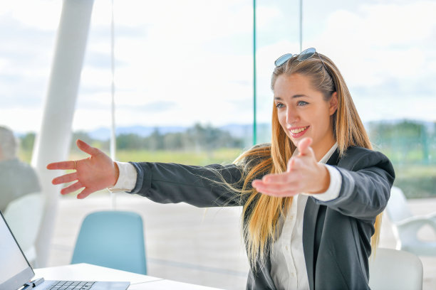 女商人坐在办公室里图片下载