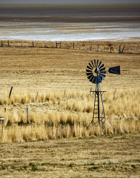 干草地里古老的西部风车图片下载