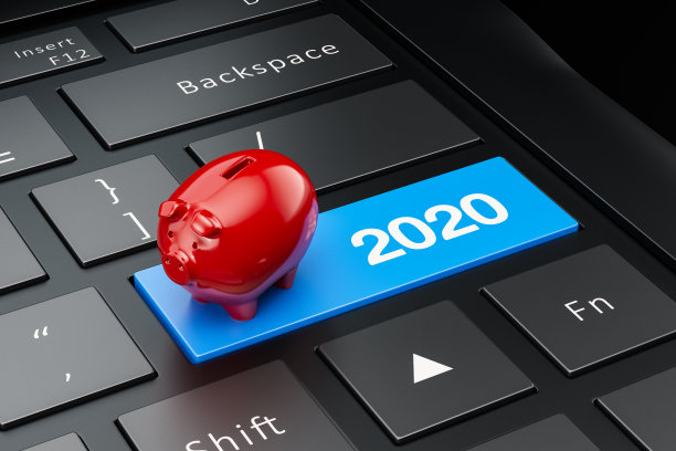 电脑键盘上的红色储蓄罐。2020年新年概念素材图片