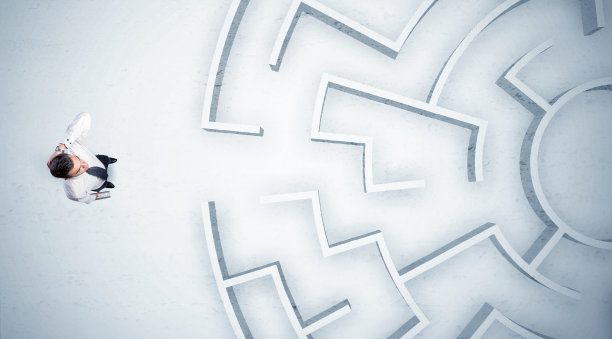 商人看着无处可去的圆形迷宫图片下载