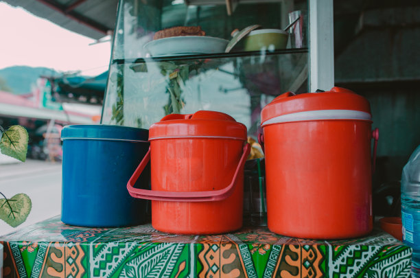 亚洲街头餐厅的塑料冰冷却器，配有冷水和冰图片下载