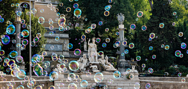 在罗马市中心的人民广场，肥皂泡充斥着空气，背景是海王星喷泉。图片下载