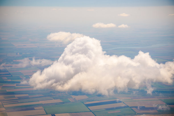 蓝色的天空中飘着朵朵白云。客轮舷窗上的云朵照片。照片的背景图片下载