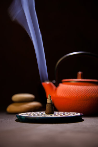 由点燃引起的白色烟柱图片下载