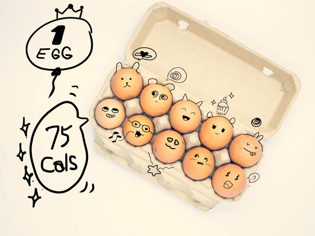 直接在上面的交叉加工色调的鸡棕色鸡蛋在纸盒与手绘各种面部感觉和文字关于鸡蛋卡路里的健康饮食，节食和营养概念涂鸦艺术。图片下载