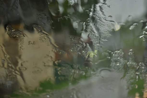 雨打在车窗上图片下载