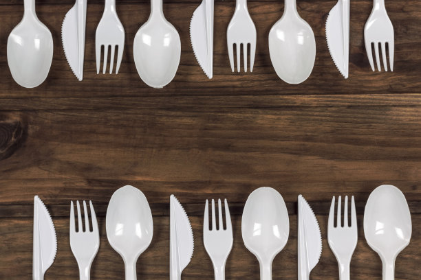 一套塑料餐具，放在木桌上，仿造spaсe图片下载