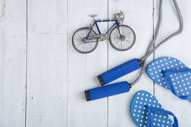 健身/运动和健康的生活方式概念-跳绳和蓝色手柄，带圆点的人字拖和自行车模型图片下载