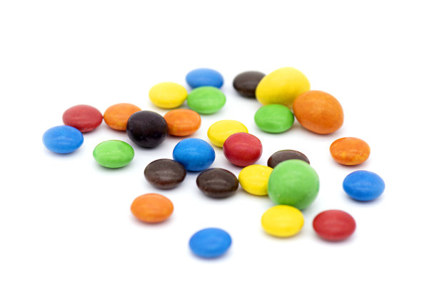 彩色糖果孤立在白色背景，巧克力涂层糖果图片下载