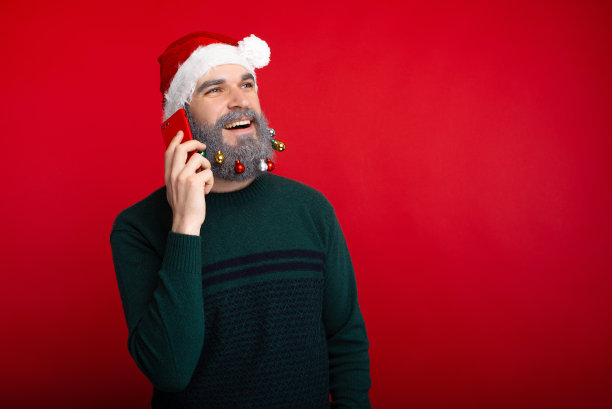 照片中的快乐的男人与装饰胡子打电话图片下载