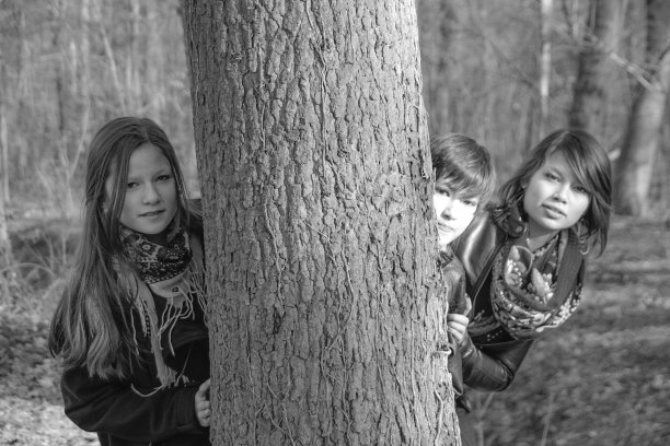 弟弟和妹妹摆姿势图片下载