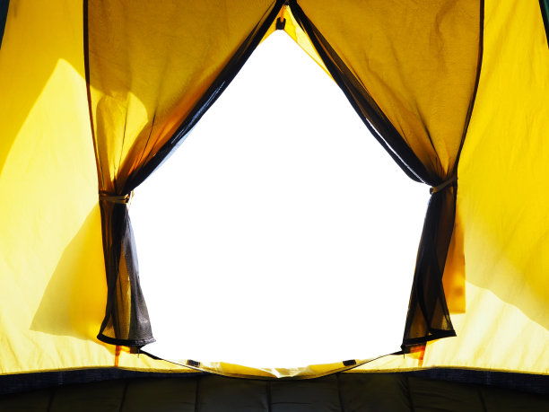 透过开着的橘黄色帐篷露营图片下载