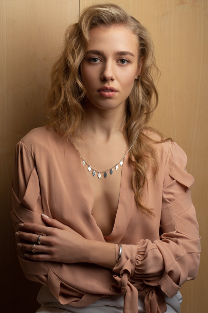 漂亮的金发模特，米色衬衫图片下载